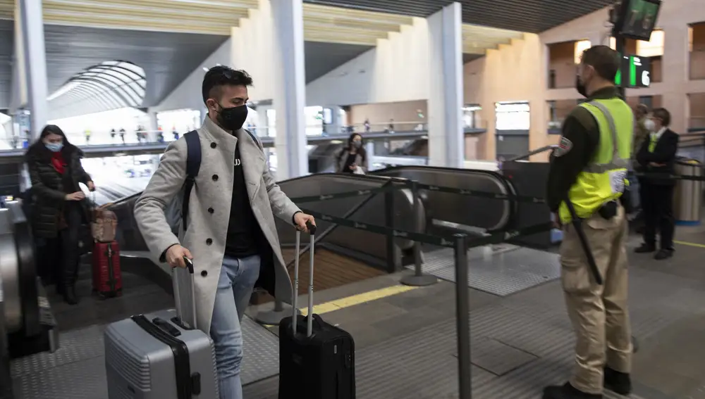 Pasajeros en la estación de Santa Justa de Sevilla