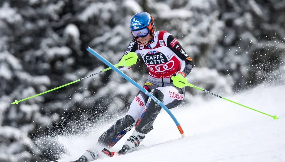 Petra Vlhova, de Eslovaquia, en acción durante la primera carrera de eslalon femenino en las finales de la Copa del Mundo de Esquí Alpino de la FIS, en Lenzerheide, Suiza, el 20 de marzo de 2021. EFE/EPA/JEAN-CHRISTOPHE BOTT