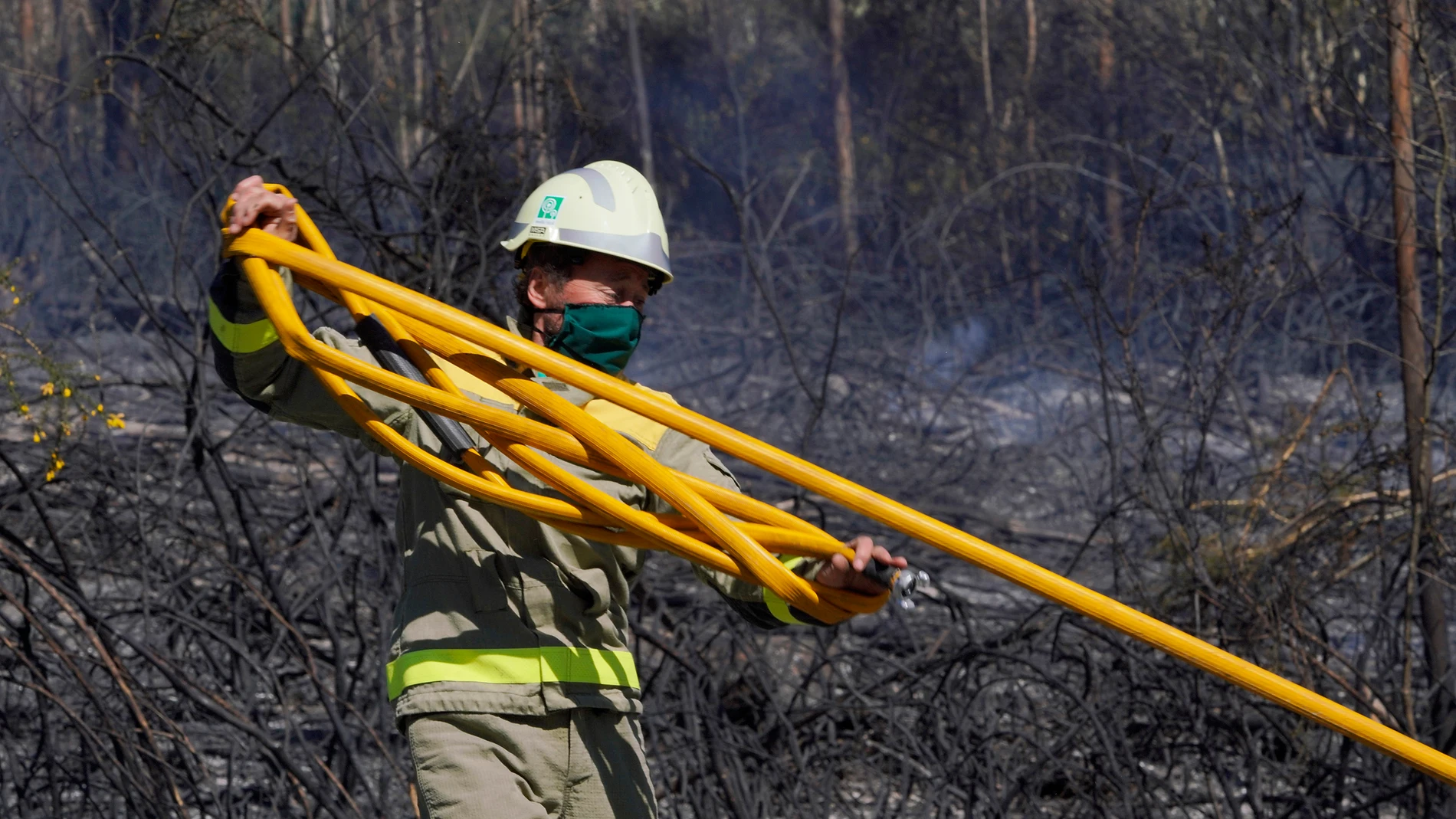 Estabilizado el incendio forestal en la parroquia compostelana de Figueiras