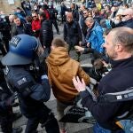 Enfrentamientos entre la policía y manifestantes contra las restricciones sociales por covid-19 en Kassel, Alemania