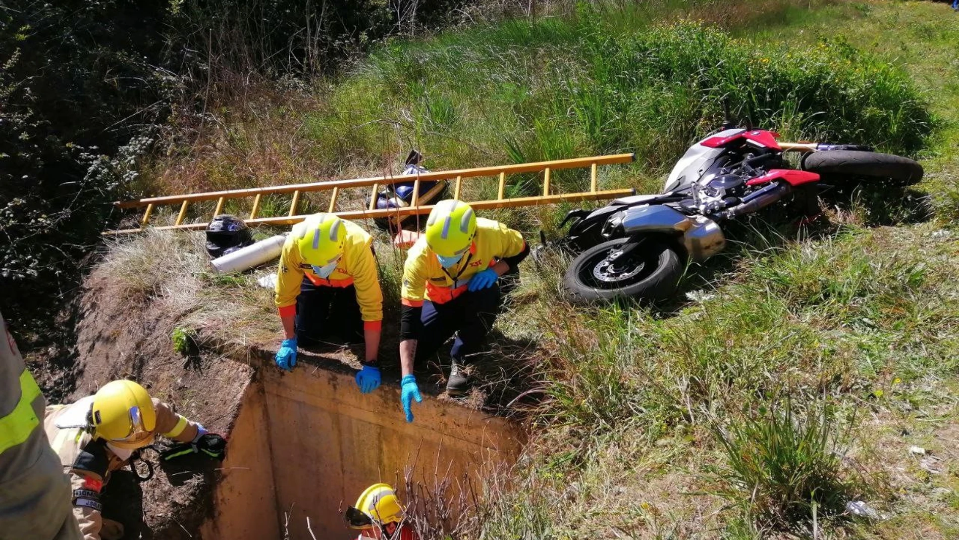 Los Bombers de la Generalitat rescatan a dos personas tras sufrir un accidente de moto. BOMBERS DE LA GENERALITAT