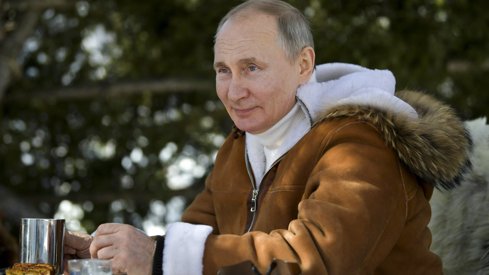 El presidente ruso Vladimir Putin bebe durante un descanso en un bosque en la región rusa de Siberia en Rusia