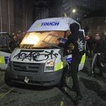 Jóvenes atacan un coche de policía en Bristol