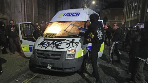 Jóvenes atacan un coche de policía en Bristol