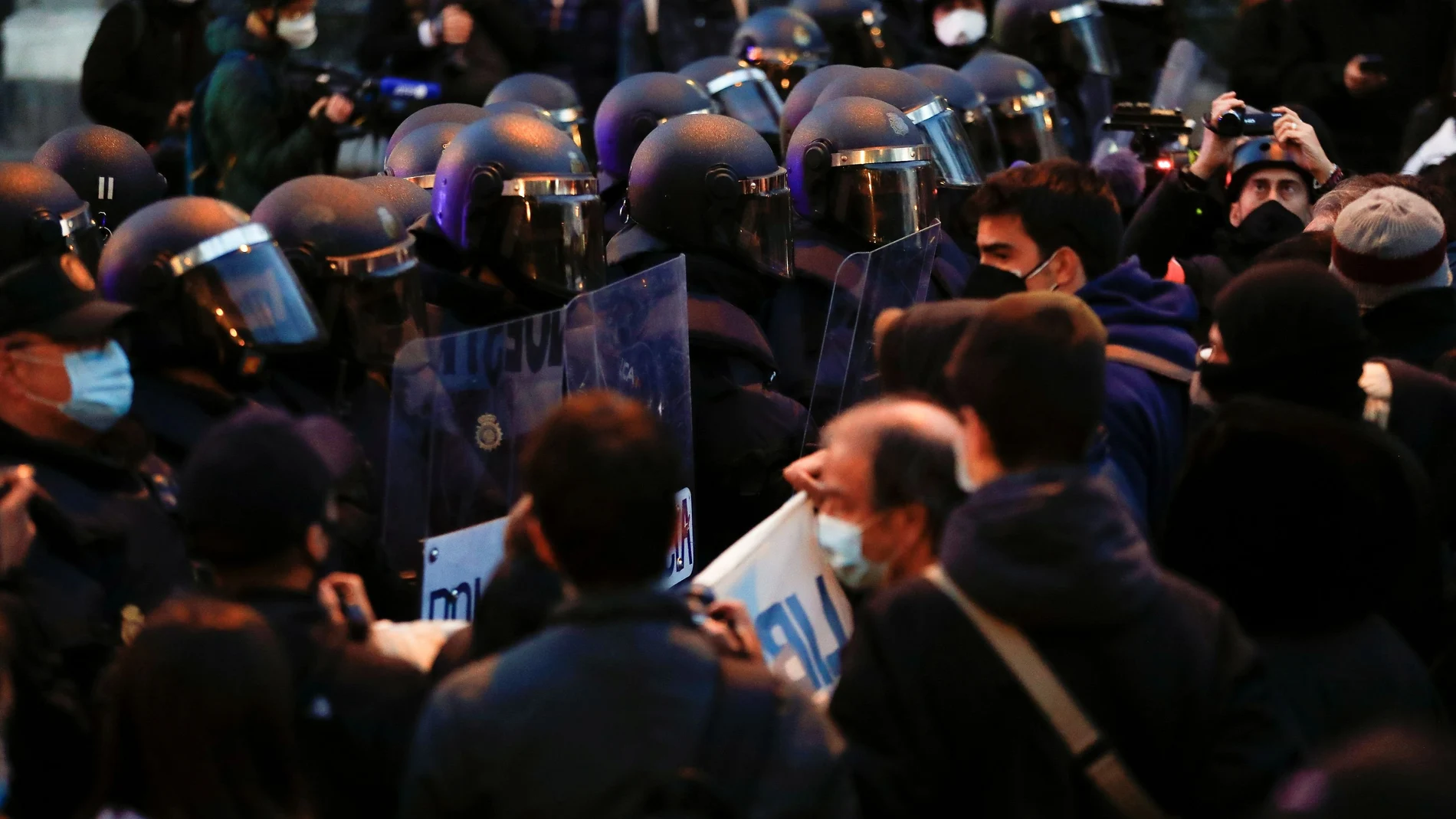 En la imagen, un momento de uno de los disturbios por la encarcelación del rapero Pablo Hasel REUTERS/Juan Medina
