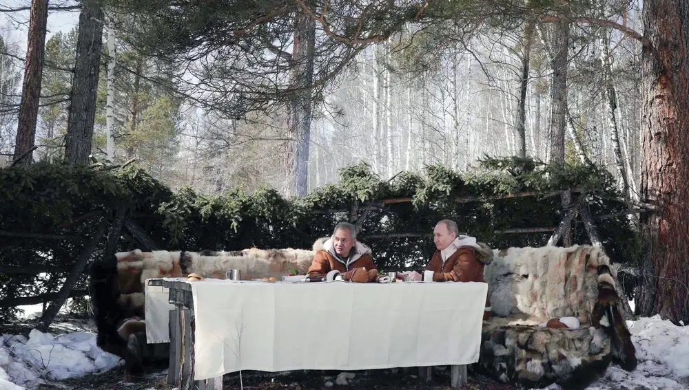 En la imagen el persidente ruso y su ministro de Defensa comiendo al aire libre en el bosque de Siberia