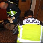 Agentes de Policía durante uno de los registros