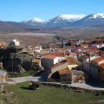 Imagen de Borobia, con el Moncayo al fondo