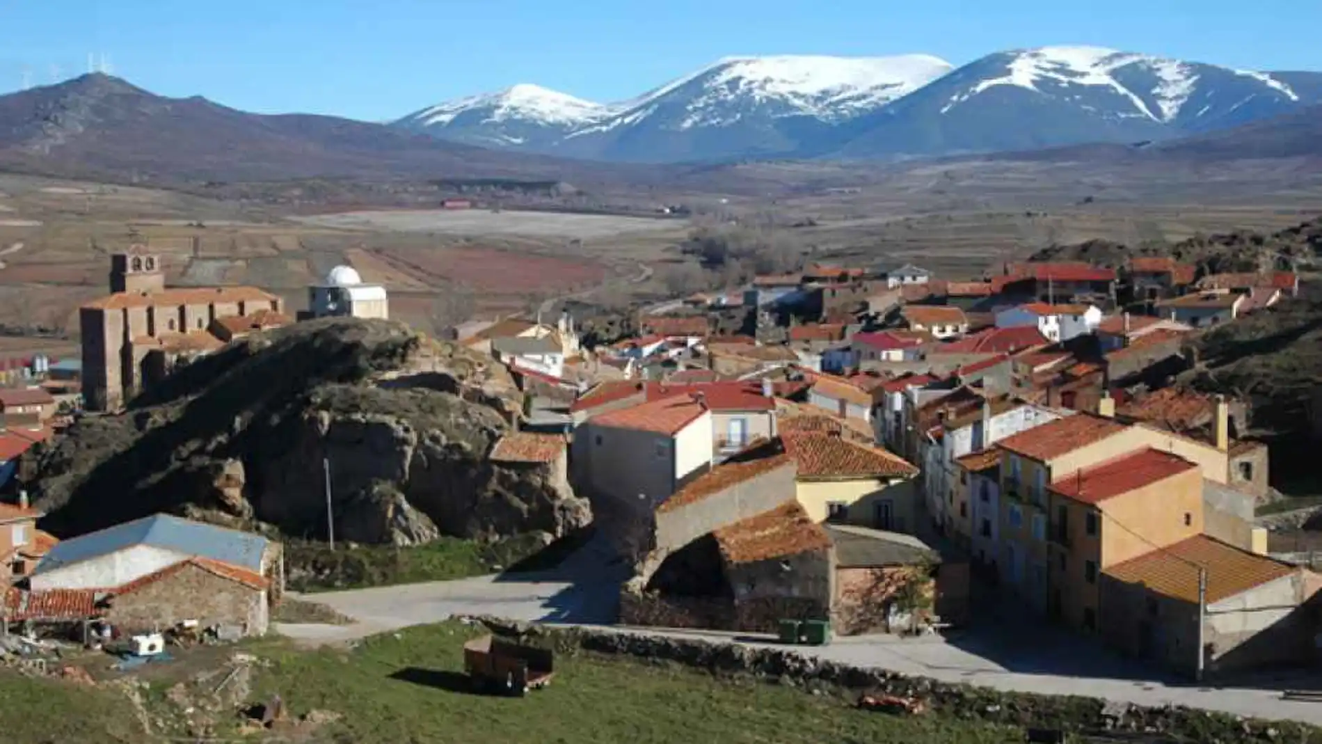 Imagen de Borobia, con el Moncayo al fondo