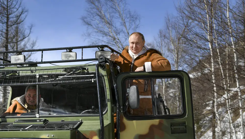 El presidente Putin en la parte del conductor y dentro del coche se puede ver al ministro de Defensa Sergei Shoigu con el que ha pasado el fin de semana
