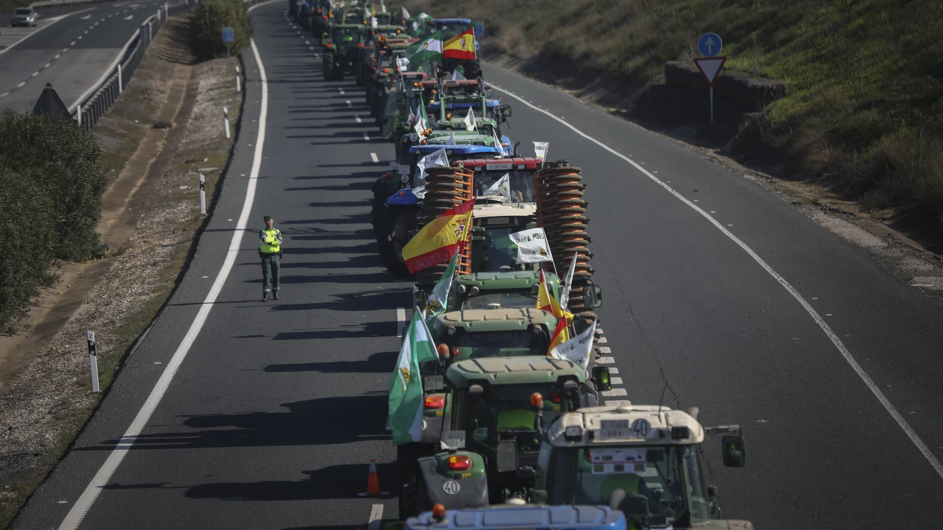 Tractorada organizada por agricultores contra el Ministerio de Agricultura