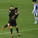 Messi y Dest celebran el tercer gol del Barcelona, el segundo del lateral azulgrana