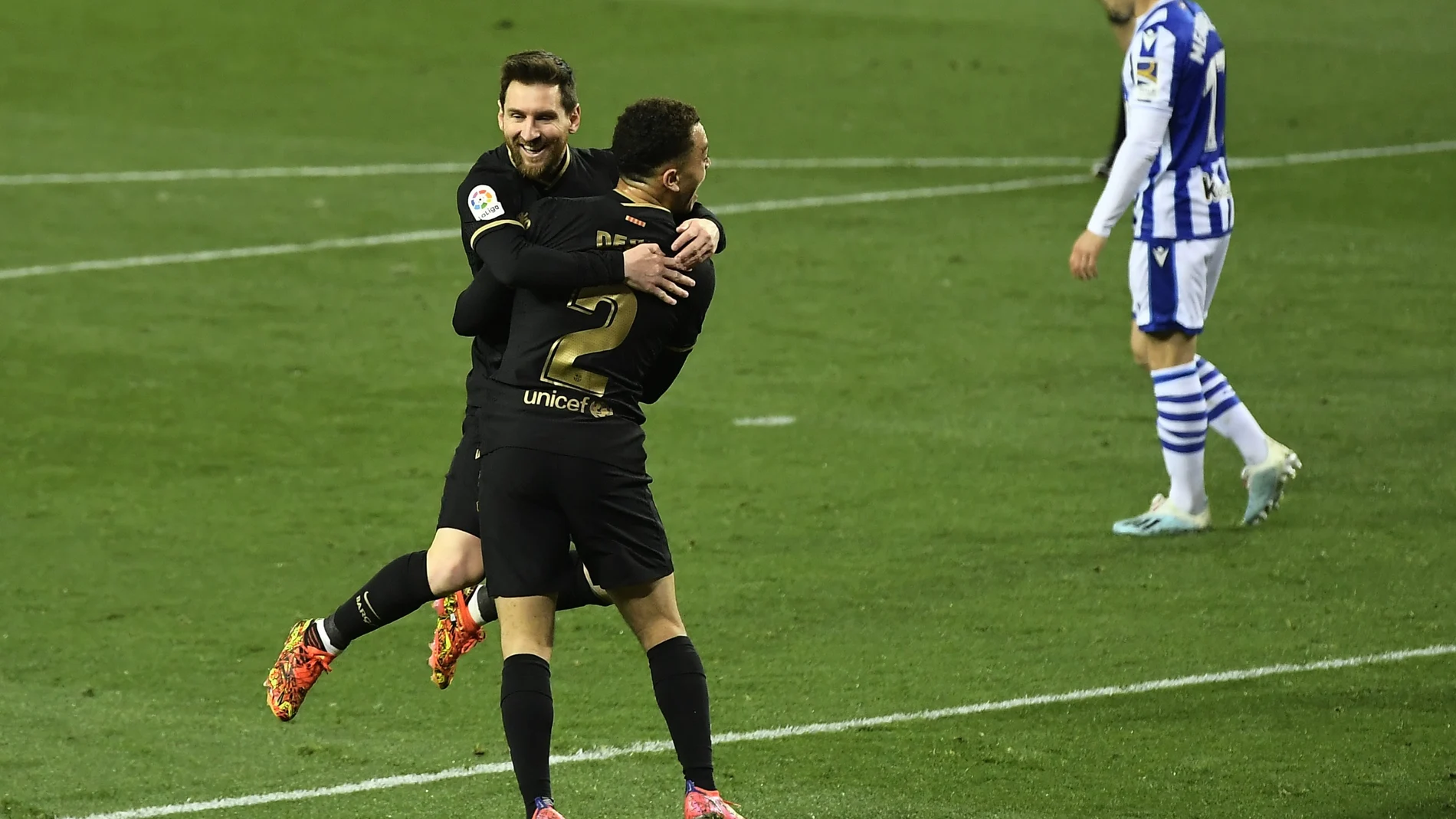 Messi y Dest celebran el tercer gol del Barcelona, el segundo del lateral azulgrana