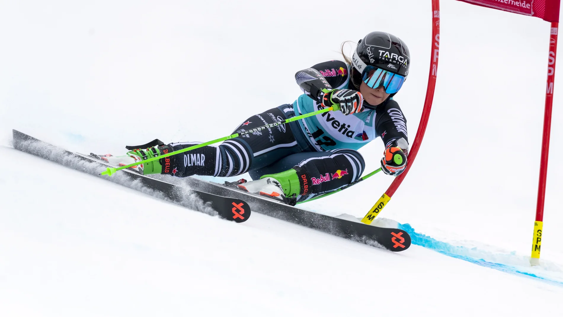 La neozelandesa Alice Robinson en acción durante la primera manga de la carrera de eslalon gigante femenino en las finales de la Copa del Mundo de Esquí Alpino de la FIS, en Lenzerheide, Suiza, el 21 de marzo de 2021. EFE/EPA/JEAN-CHRISTOPHE BOTT