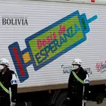 Fotografía del camión que transporta vacunas Oxford y AstraZeneca del mecanismo Covax que han llegado hoy, a la ciudad boliviana de El Alto (Bolivia).