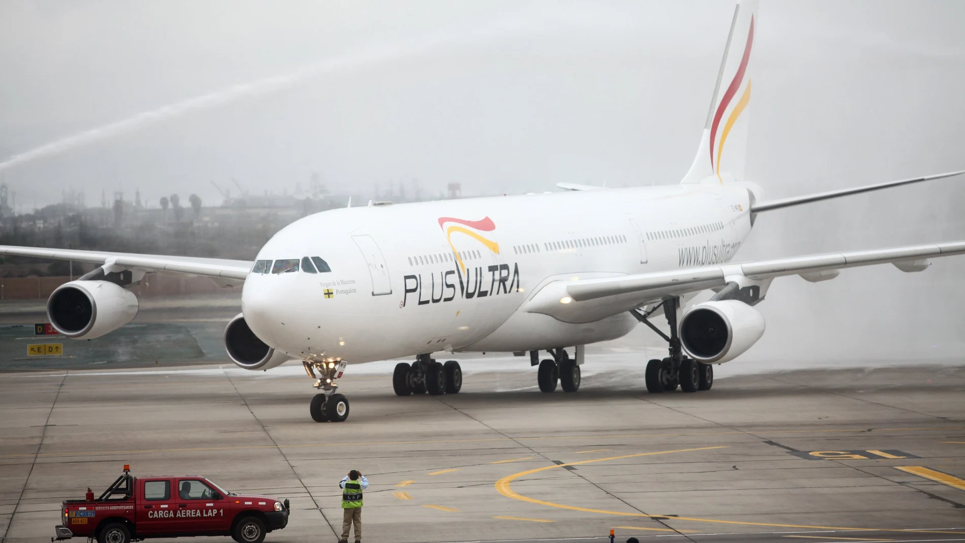 Un avión de la aerolínea española Plus Ultra cruza chorros de agua en Lima (Perú)