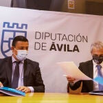 El presidente de la Diputación de Ávila, Carlos García (I), y el rector de la Universidad de Salamanca, Ricardo Rivero (d), firman un convenio de colaboración para el apoyo al estudio de la prevención contra incendios e inundaciones en la provincia de Ávila en su anualidad 2021.Ávila, 22-03-2021Foto: Ricardo Muñoz