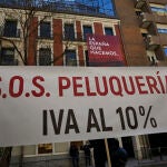 Profesionales del sector de la peluquería y estética se concentran frente a la sede del PSOE, en Madrid (España), a 22 de marzo de 2021