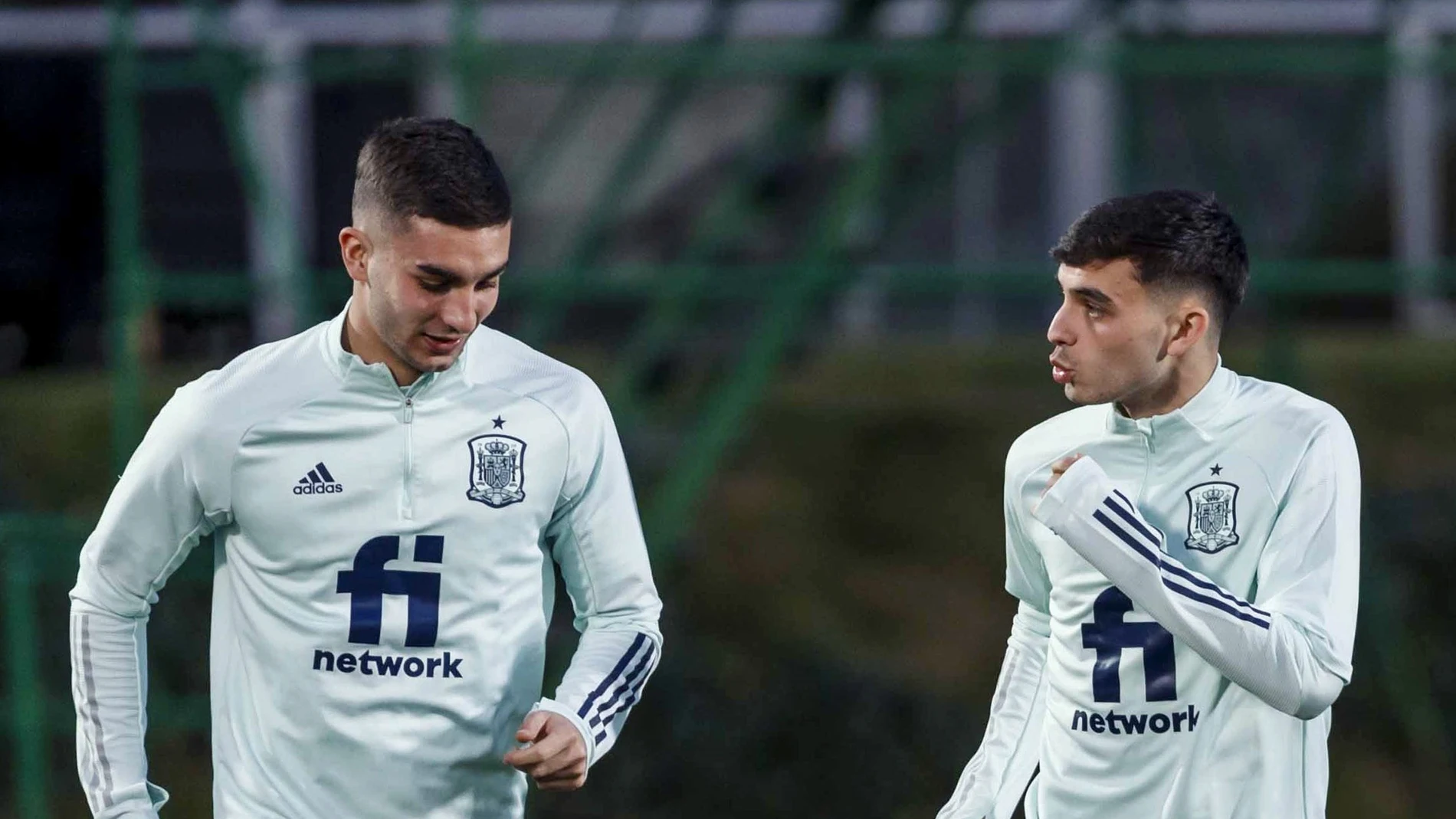 Pedri (derecha) al lado de Ferran Torres en el entrenamiento de la selección