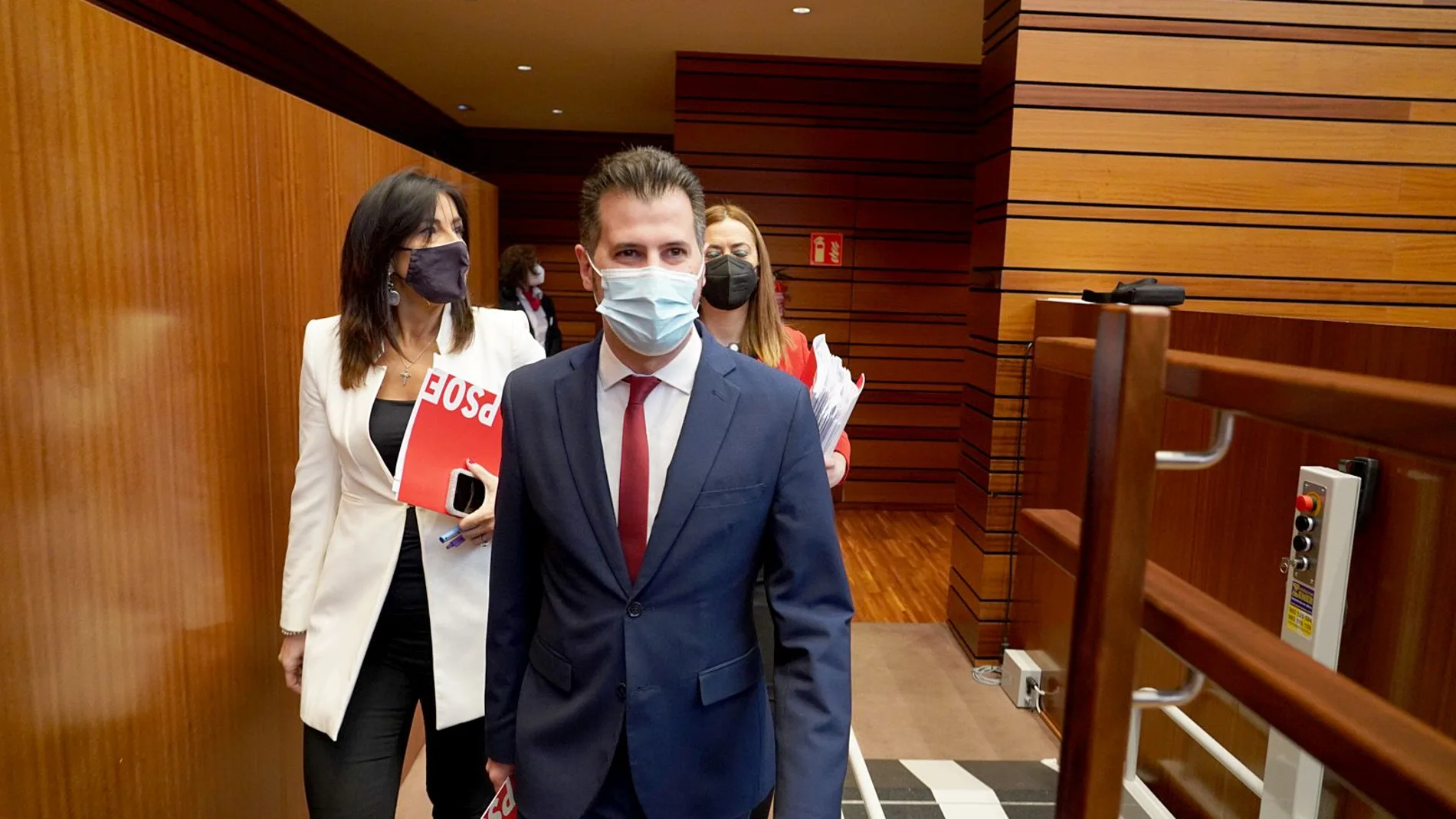 Luis Tudanca, a su llegada al hemiciclo para la moción de censura
