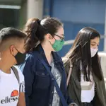 Jóvenes con mascarilla en una calle de Madrid