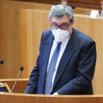 El único procurador de Por Ávila (XAV) en las Cortes de Castilla y León, Pedro Pascual, interviene en una sesión plenaria en las Cortes de Castilla y León