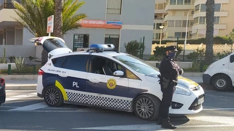 La Policía Local de Elche forzó la cerradura del local para sacar al niño