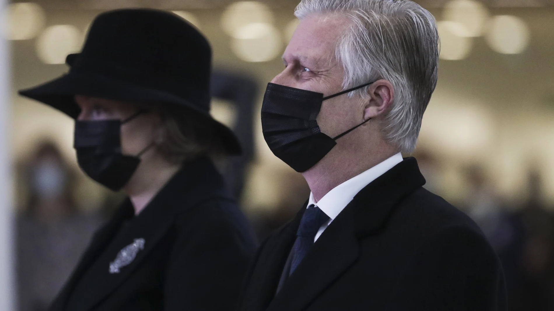 El rey de Bélgica Felipe y la reina Matilde durante el minuto de silencio en el aeropuerto de Bruselas, en Zaventem