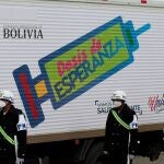 AME4354. EL ALTO (BOLIVIA), 21/03/2021.- Fotografía del camión que transporta vacunas Oxford y AstraZeneca del mecanismo Covax que han llegado hoy, a la ciudad boliviana de El Alto (Bolivia). Bolivia recibió este domingo 228.000 dosis de la vacuna Oxford y AstraZeneca mediante el mecanismo Covax de las Naciones Unidas, el primer lote de tres de este tipo que se complementarán en abril para llegar a las 672.000 inmunizaciones. EFE/ Stringer