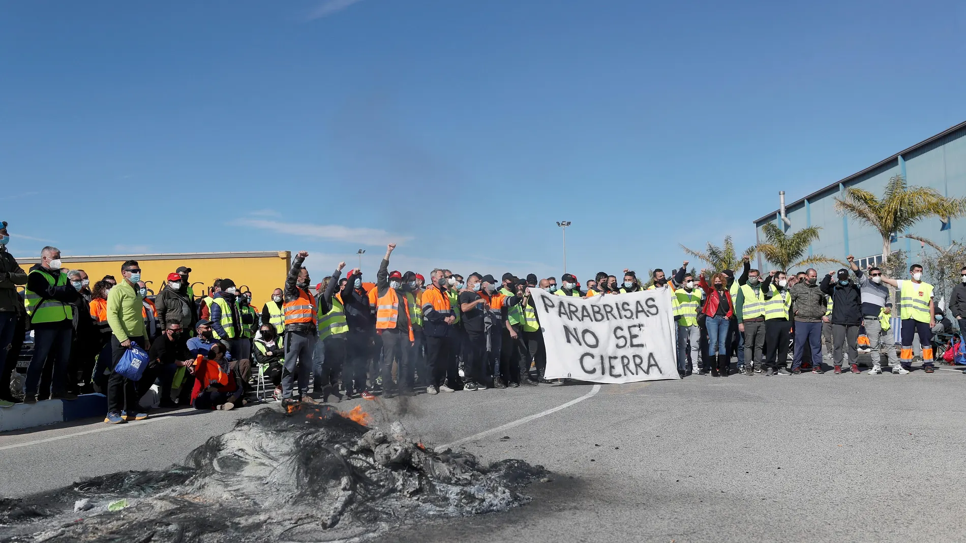 Trabajadores de Pilkington en Sagunto (Valencia) han iniciado este lunes una huelga en protesta por la intención de la multinacional de cerrar una de las líneas de producción de la planta y desde primera hora de la mañana han montado barricadas y han prendido una hoguera de neumáticos.