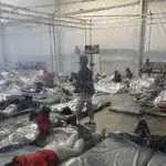 Menores migrantes hacinados en la instalación de Aduanas y Protección Fronteriza en Donna (Texas)