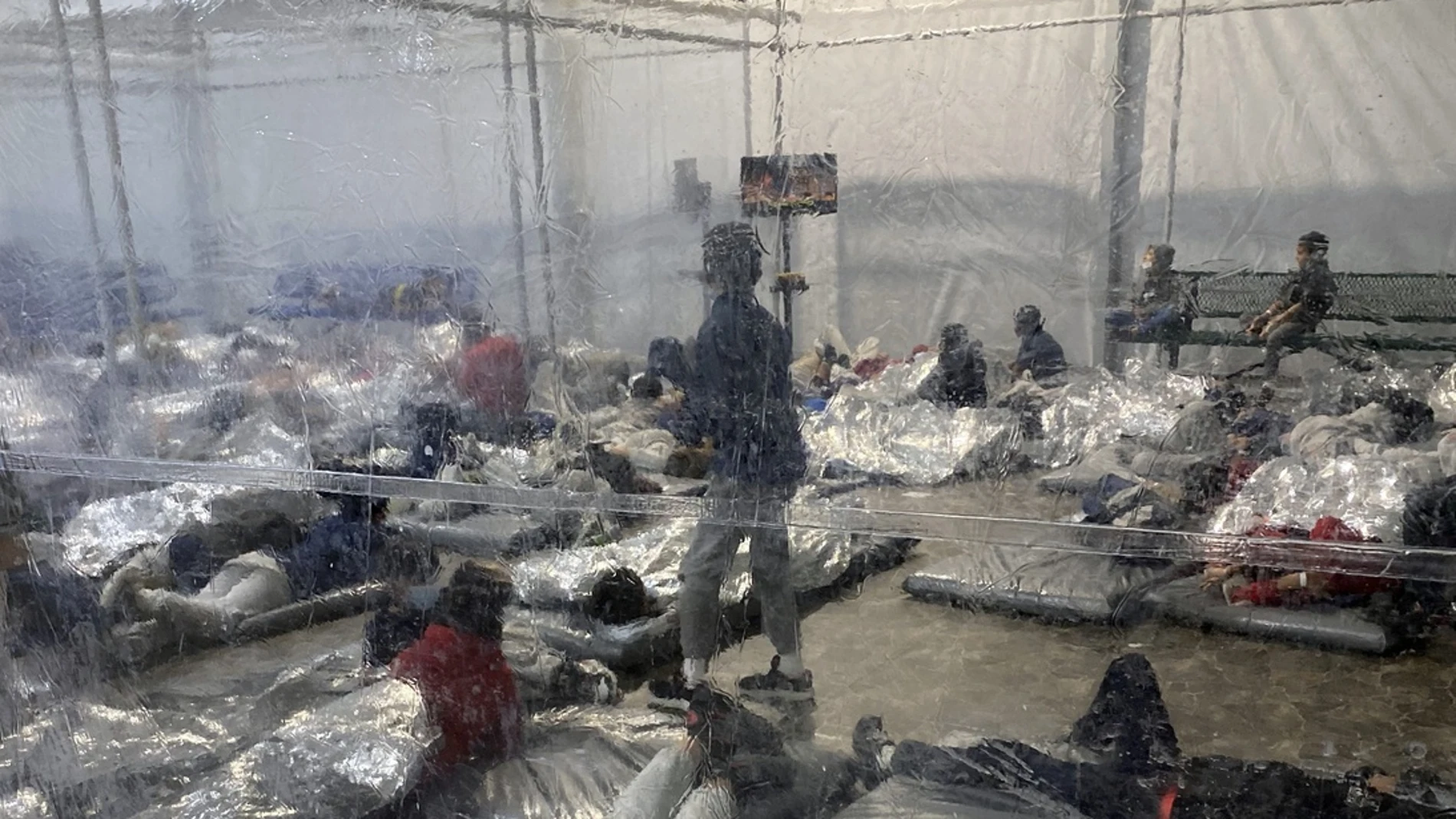 Menores migrantes hacinados en la instalación de Aduanas y Protección Fronteriza en Donna (Texas)