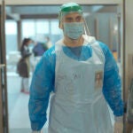 Paco León interpreta a un auxiliar de enfermería en primera línea contra la Covid-19