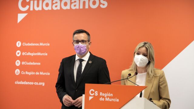La coordinadora autonómica de Cs, Ana Martínez Vidal, junto al secretario general del PSOE, Diego Conesa