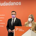 La coordinadora autonómica de Cs, Ana Martínez Vidal, junto al secretario general del PSOE, Diego Conesa