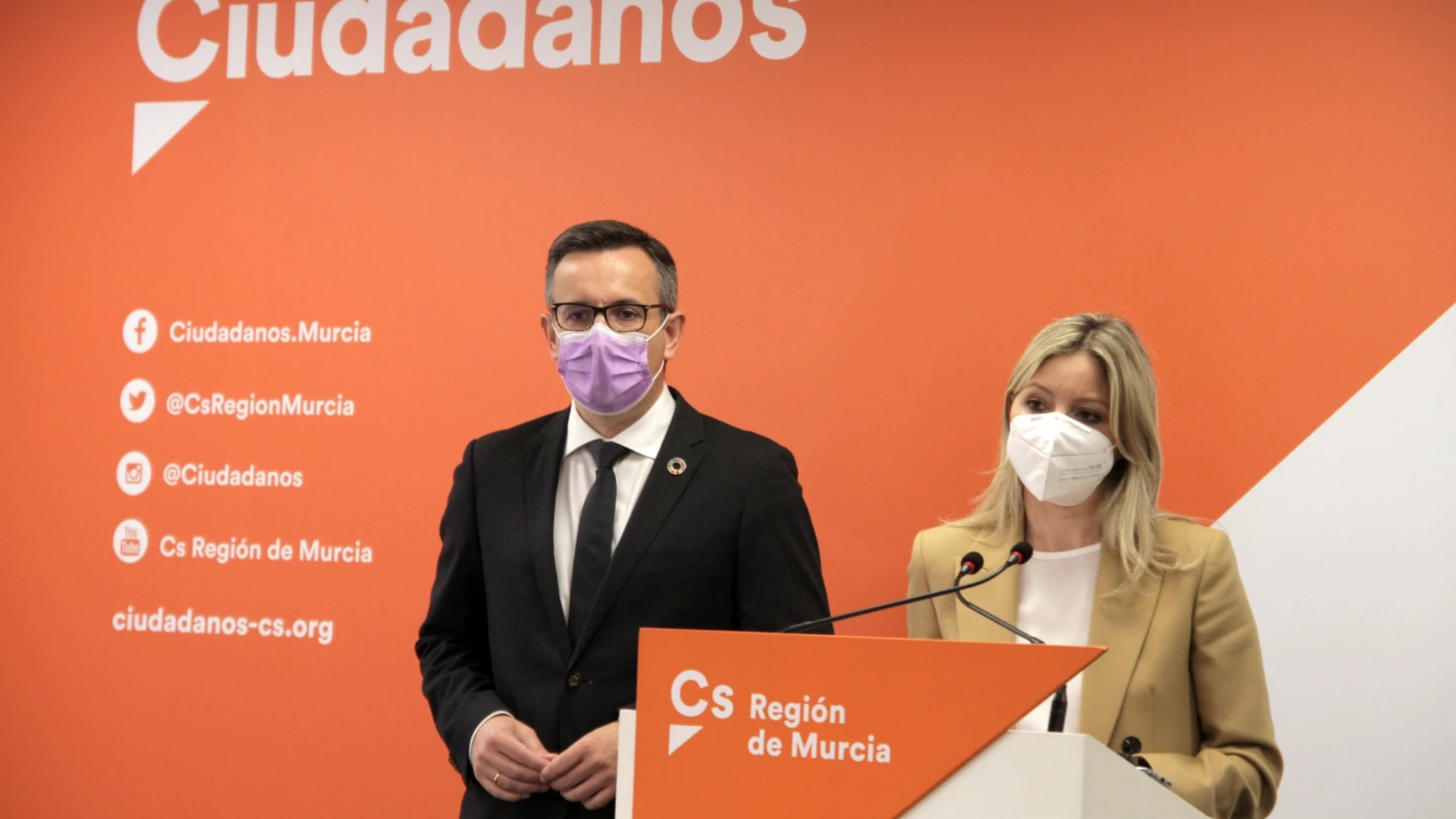 La coordinadora autonómica de Cs, Ana Martínez Vidal, junto al secretario general del PSOE, Diego Conesa