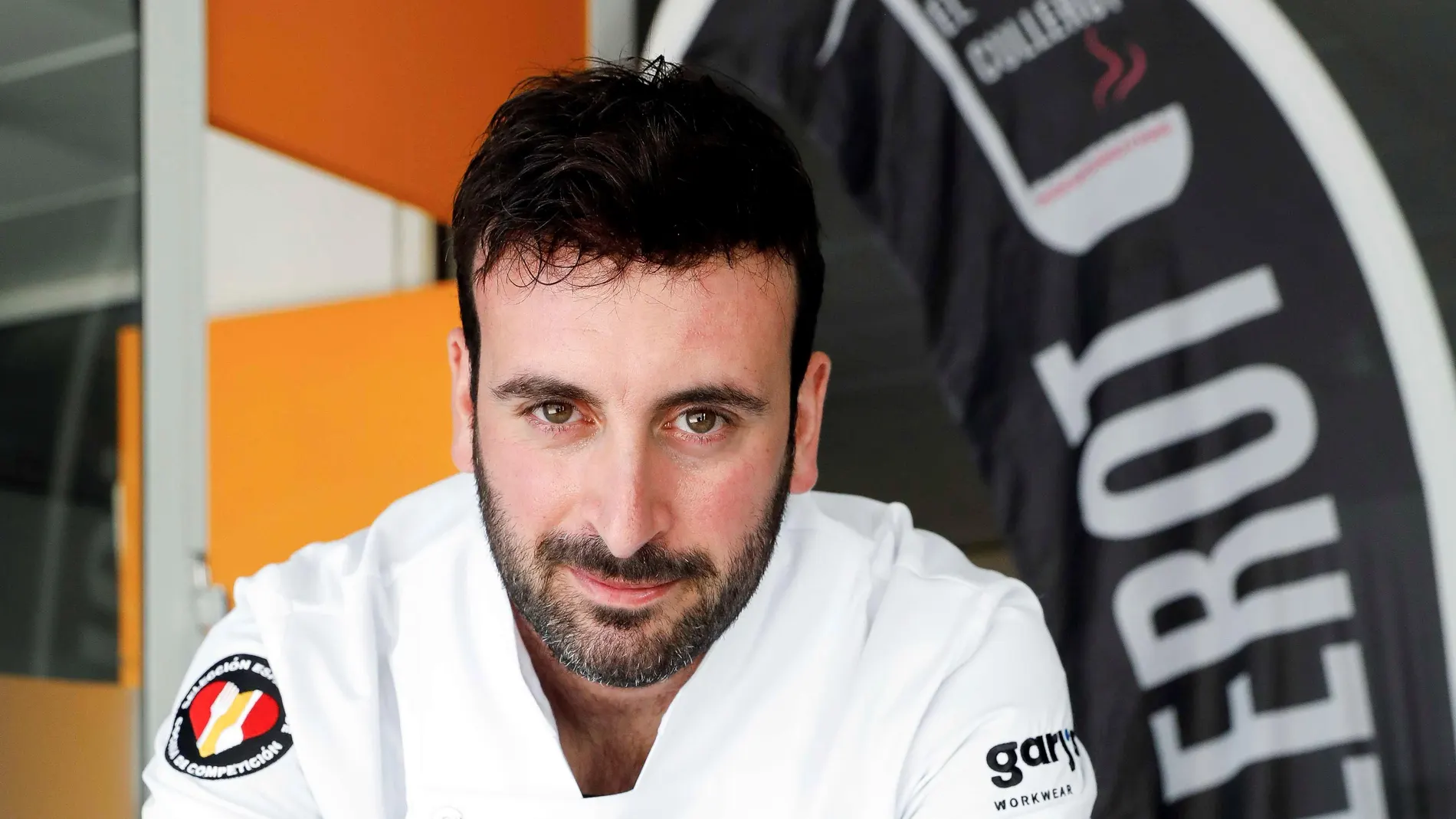 El chef valenciano Rubén Fenollar acaba de registrar la receta de su nueva creación culinaria en la que introduce oro de 24 quilates en un arroz negro con ostras rizadas y que ha despertado ya el interés de restaurantes de todo el mundo