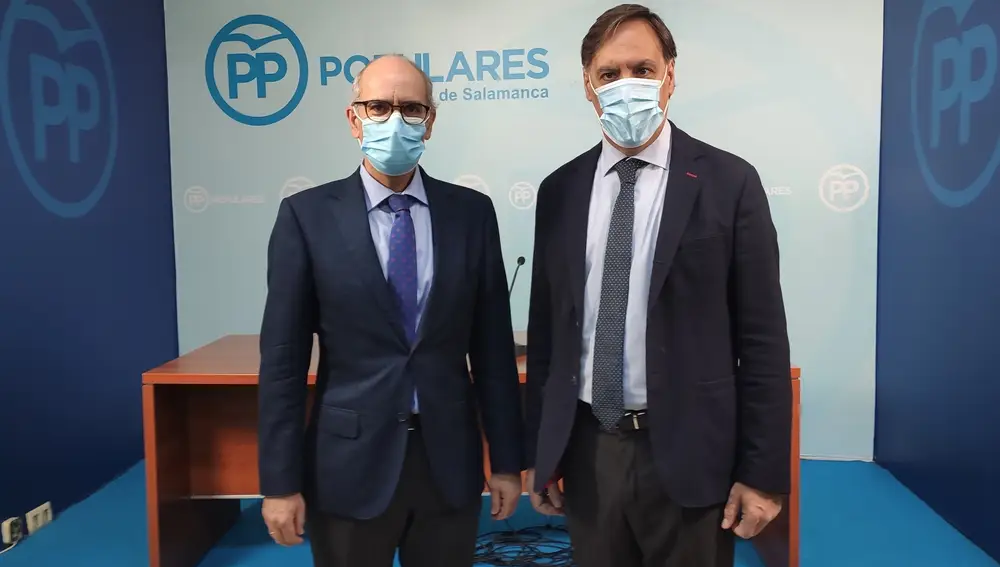 Los populares salmantinos Javier Iglesias (i) y Carlos García Carbayo (d) en la sede provincial del PP .EUROPA PRESS.23/03/2021