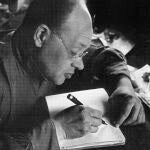 Isaak Bábel trabajando en sus cuadernos, en 1933
