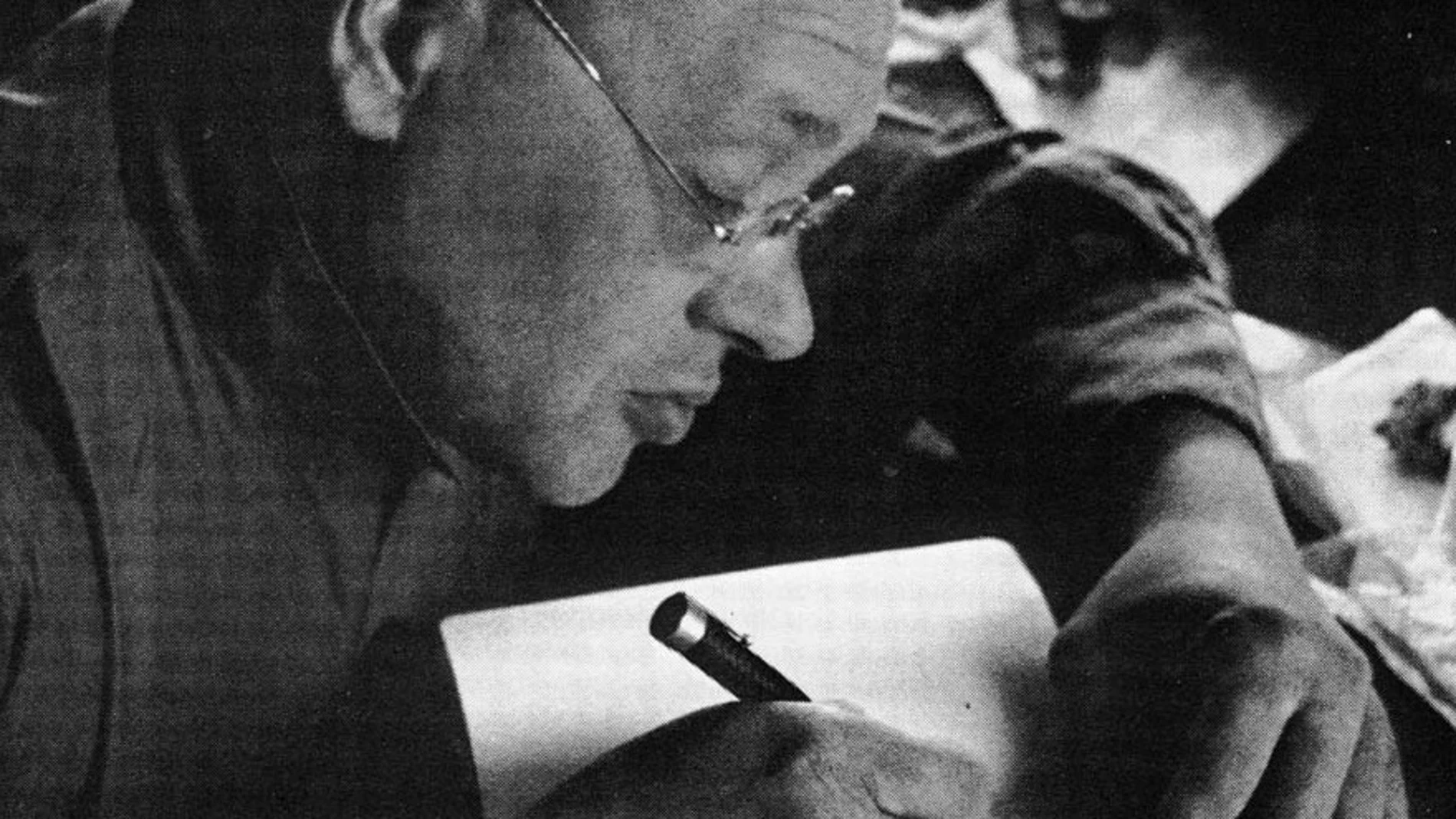 Isaak Bábel trabajando en sus cuadernos, en 1933