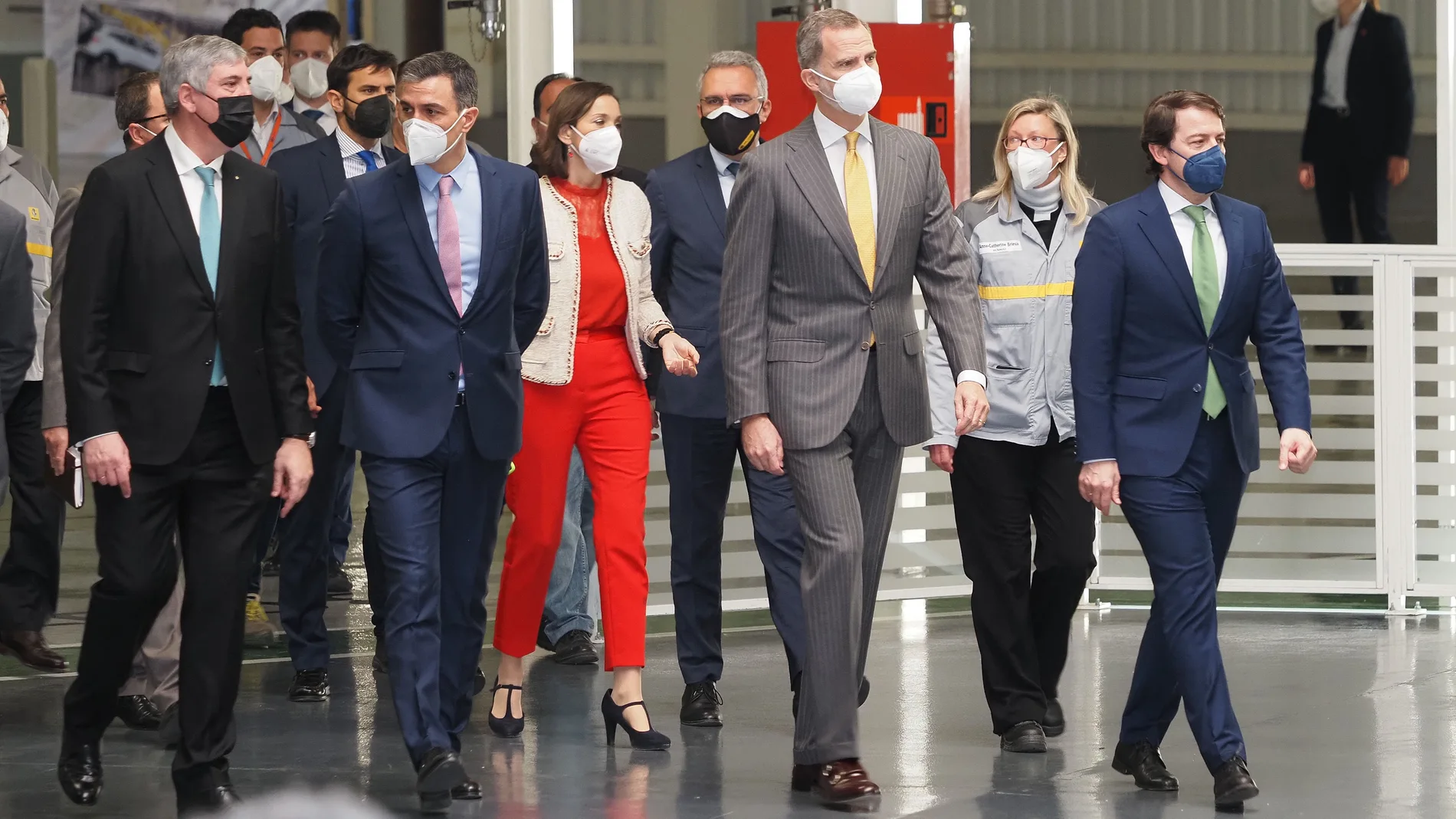 (I-D) El presidente-director general de Renault España, José Vicente de los Mozos; el presidente del Gobierno, Pedro Sánchez; la ministra de Industria, Comercio y Turismo, Reyes Maroto; el Rey Felipe VI y el presidente de la Junta de Castilla y León, Alfonso Fernández Mañueco, antes de la presentación del Plan Estratégico de Renault, en la factoría de la compañía en Palencia, Castilla y León (España), a 23 de marzo de 2021. El Plan Estratégico de Renault “Renaulution”