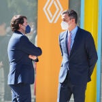 Fernández Mañueco conversa con Pedro Sánchez durante una visita del presidente del Gobierno este año a Renault