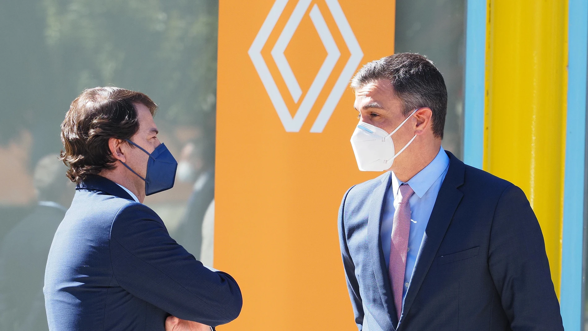 Fernández Mañueco conversa con Pedro Sánchez durante una visita del presidente del Gobierno este año a Renault