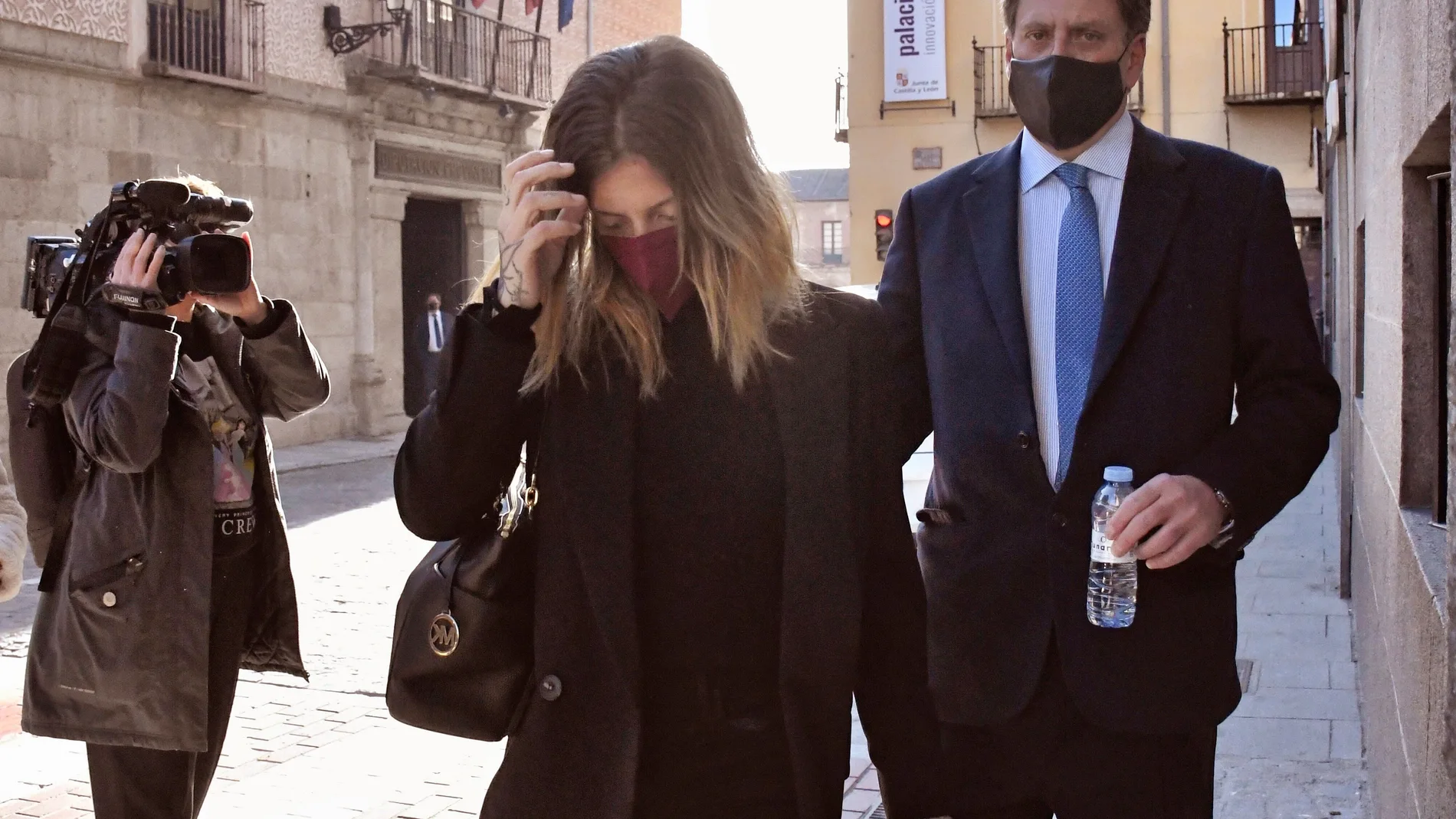 Valeria Quer, la hermana pequeña de Diana Quer, llega acompañada de su padre Juan Carlos Quer a la Audiencia Provincial de Segovia este martes para asistir a la primera sesión del juicio contra el acusado de agredir a la joven hace más de dos años durante un viaje cuando la víctima era menor de edad. EFE/Pablo Martín