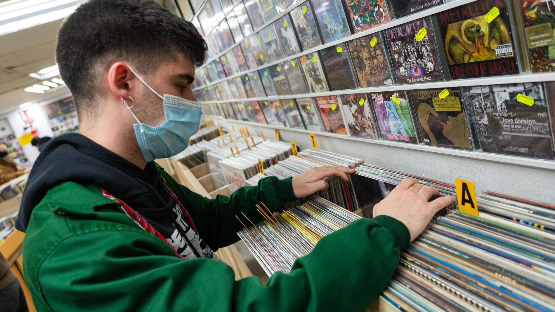 Un joven en la mítica tienda de discos La Metralleta