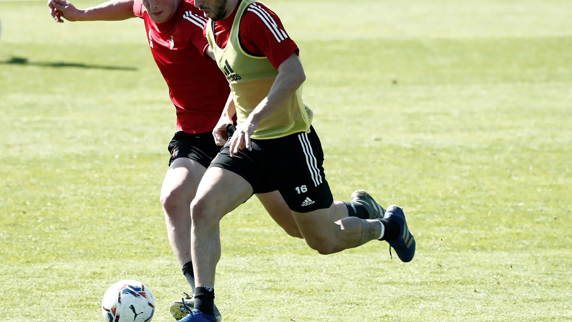 Jonathan Calleri y Jorge Herrando en un entrenamiento con Osasuna.