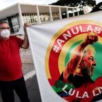 El ex ministro de Presidencia de Brasil Gilberto Carvalho participa este martes en una protesta frente al Tribunal Supremo en Brasilia