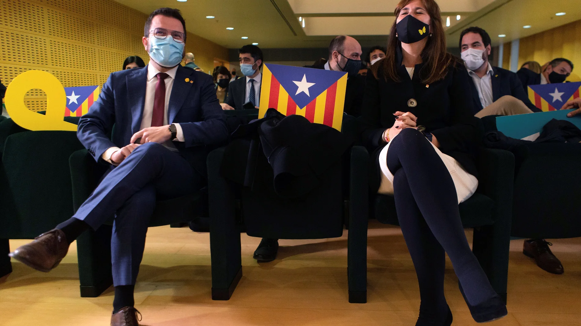 El Vicepresidente del Govern catalán, Pere Aragonès (i), y la presidenta del Parlament, Laura Borràs (d).