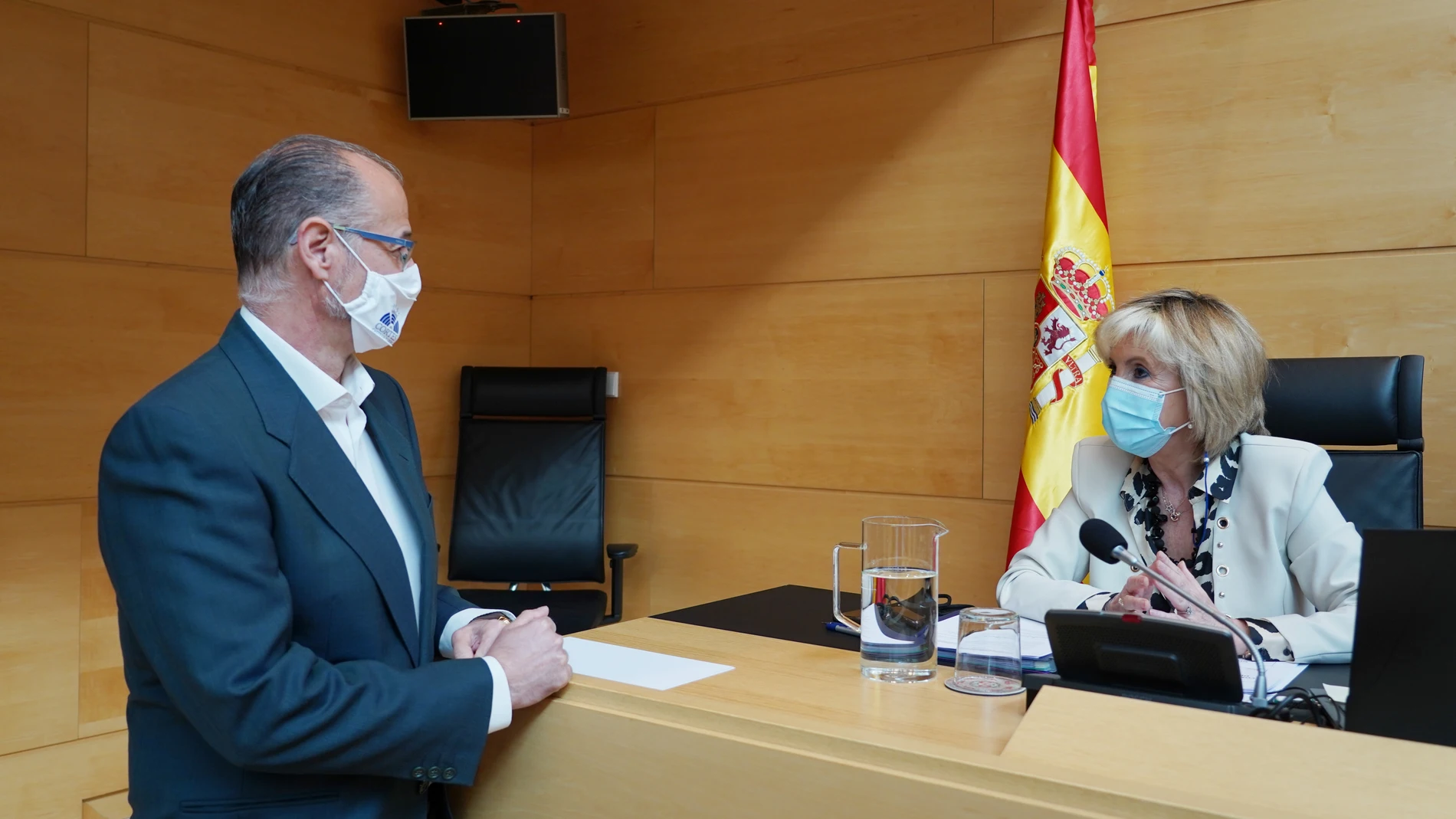 La consejera de Sanidad, Verónica Casado, dialoga con el presidente de las Cortes, Luis Fuentes, momentos antes de su comparecencia