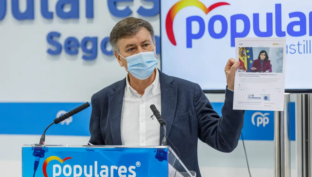 El secretario general del PP de Castilla y León, Francisco Vázquez, muestra la noticia de la ministra Darias